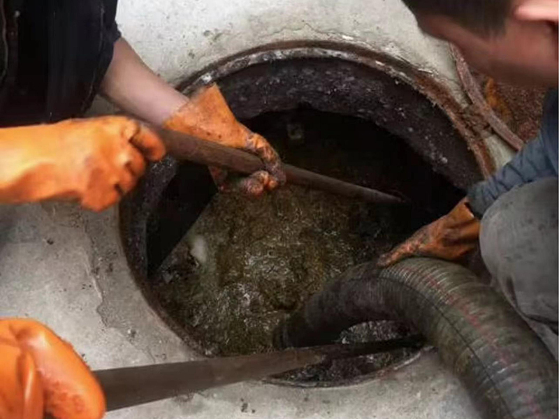 江北清理化粪池时如何避免沼气的危害？